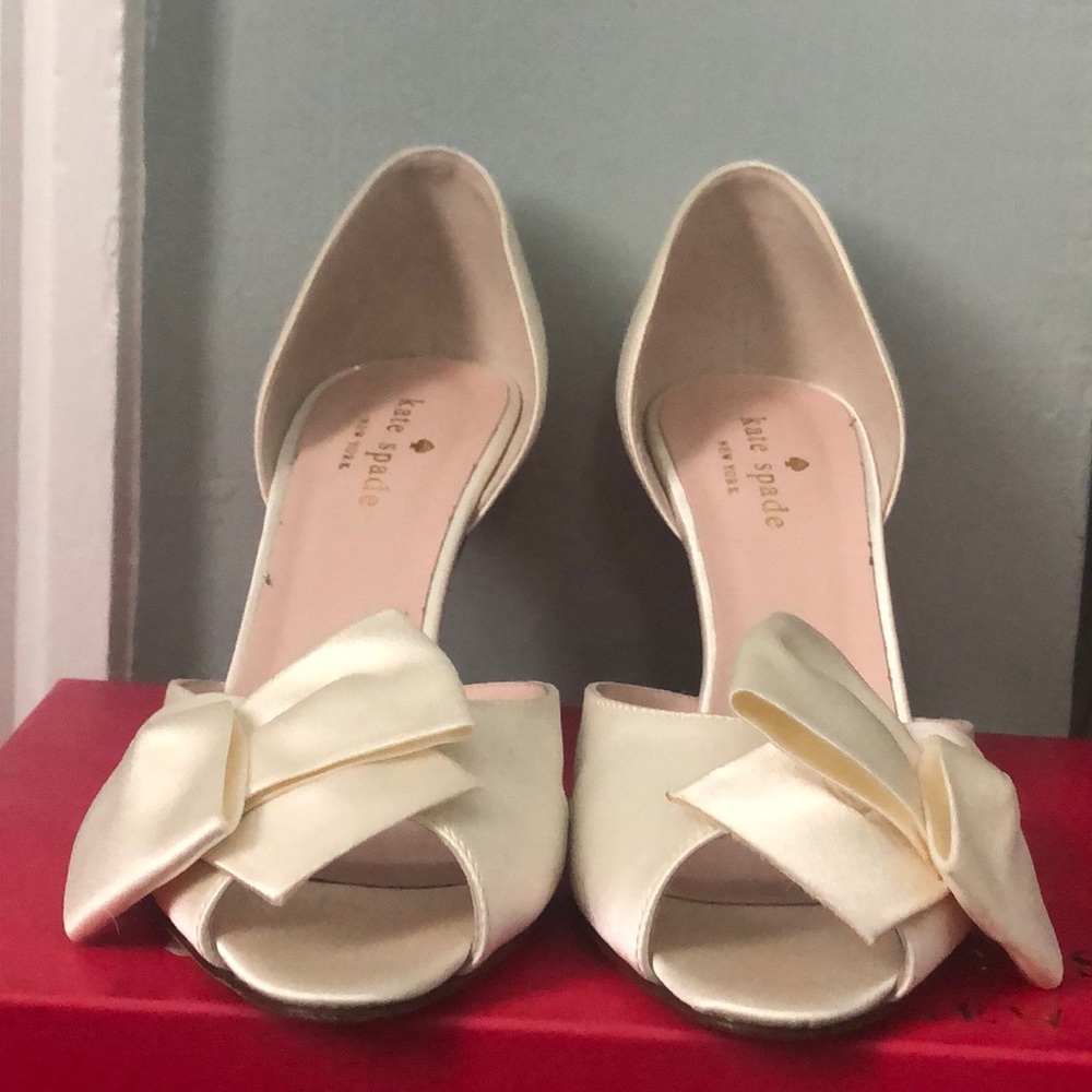 Kate Spade Size 7 Ivory W/ Gold Glitter Heel Pumps